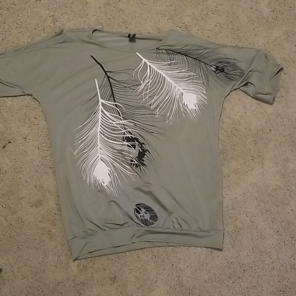 Quarter sleeve open shoulder top